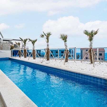 Ddosi Aewol Pool Villa Чеджу Екстериор снимка