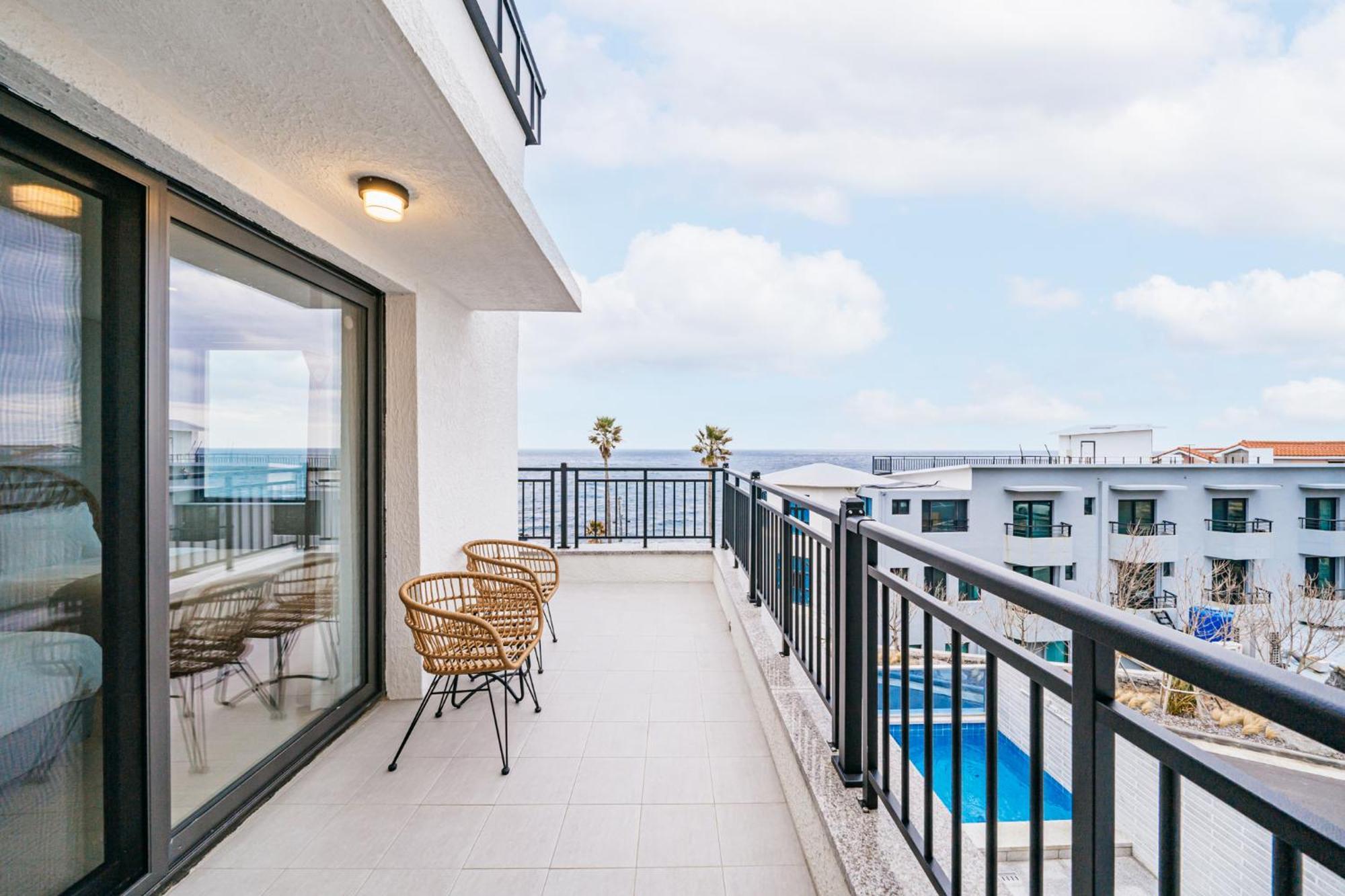Ddosi Aewol Pool Villa Чеджу Екстериор снимка