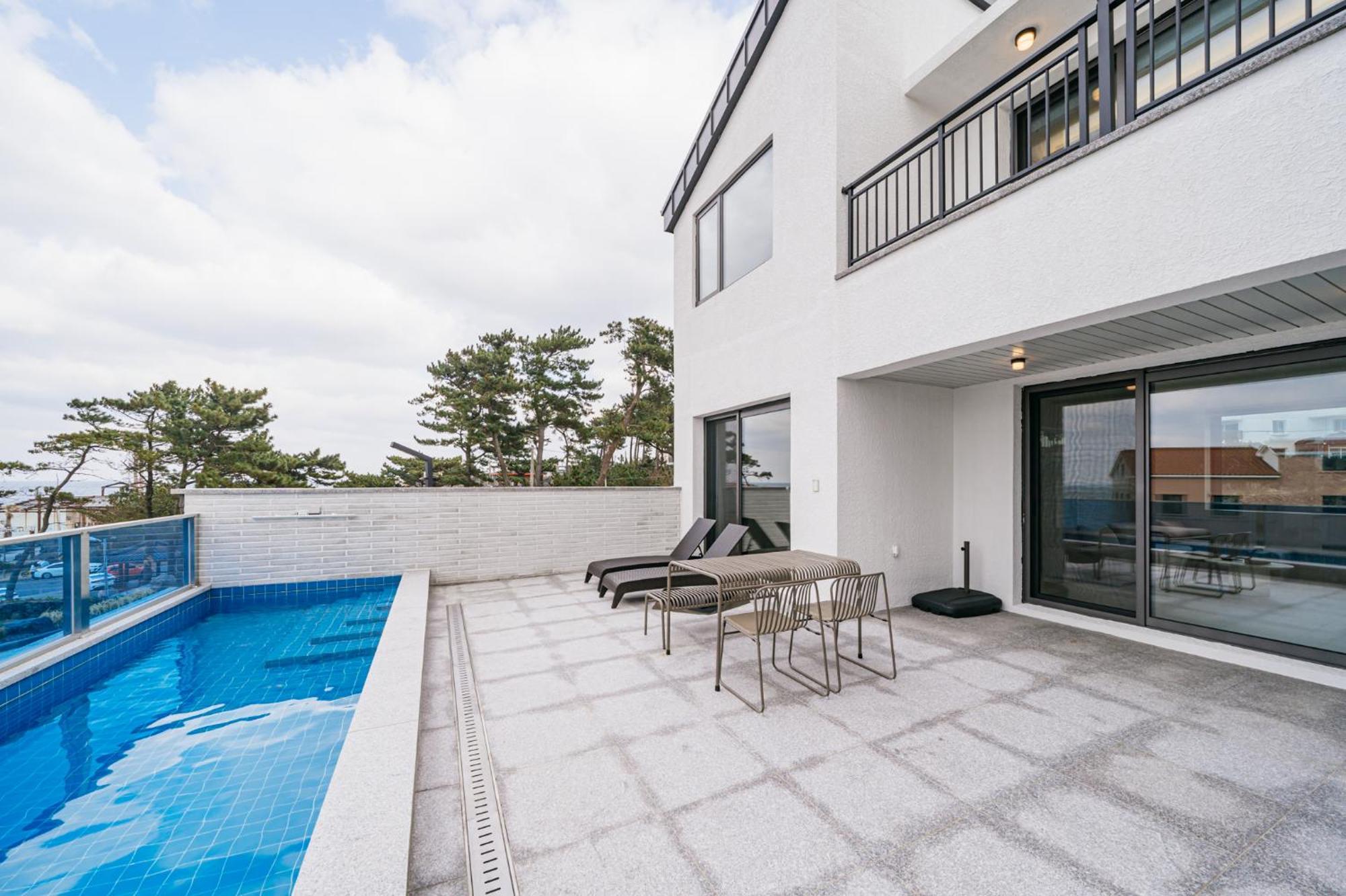 Ddosi Aewol Pool Villa Чеджу Екстериор снимка