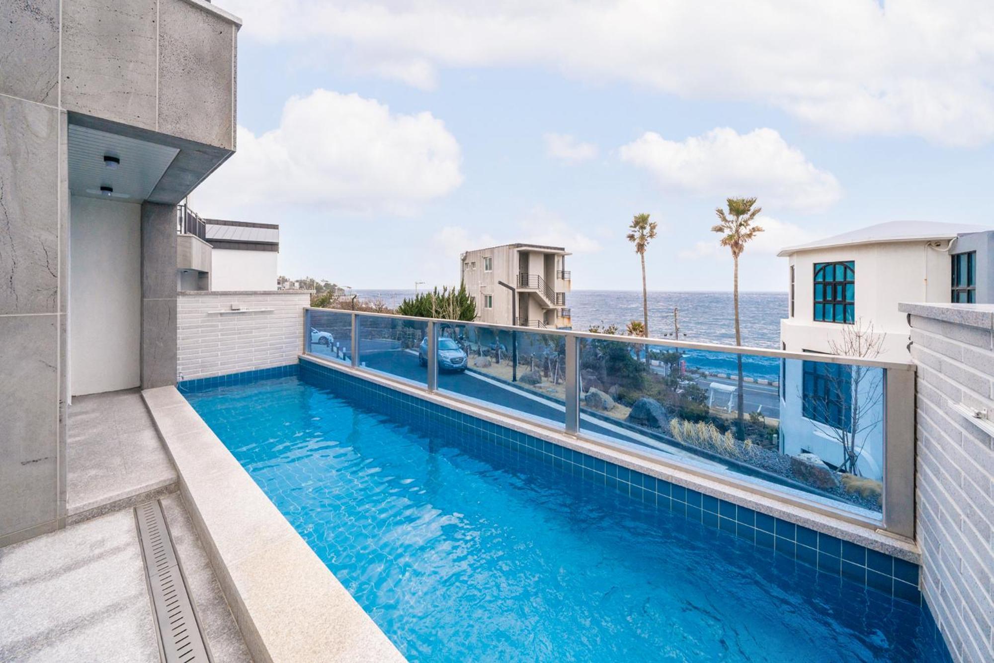 Ddosi Aewol Pool Villa Чеджу Екстериор снимка