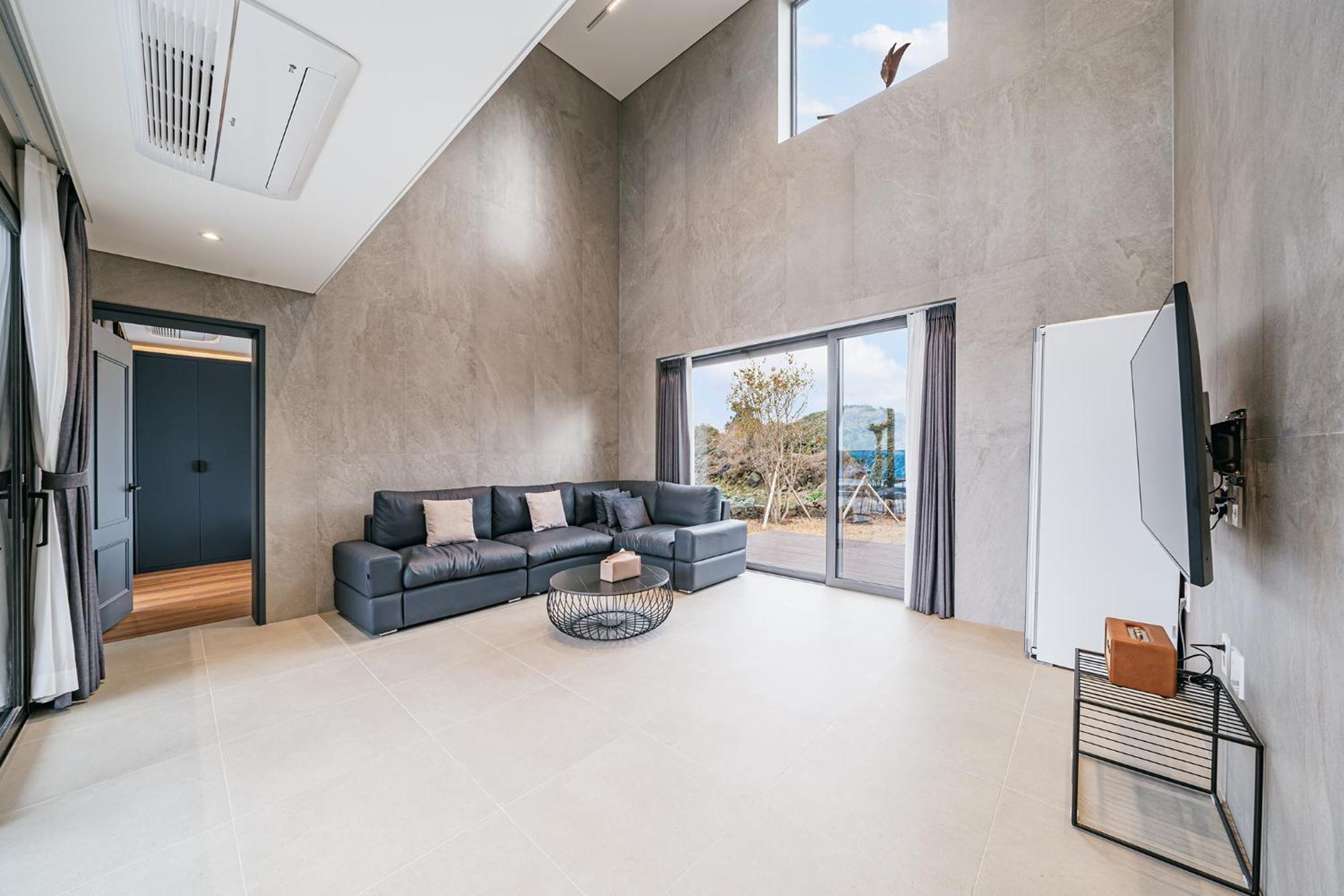 Ddosi Aewol Pool Villa Чеджу Екстериор снимка