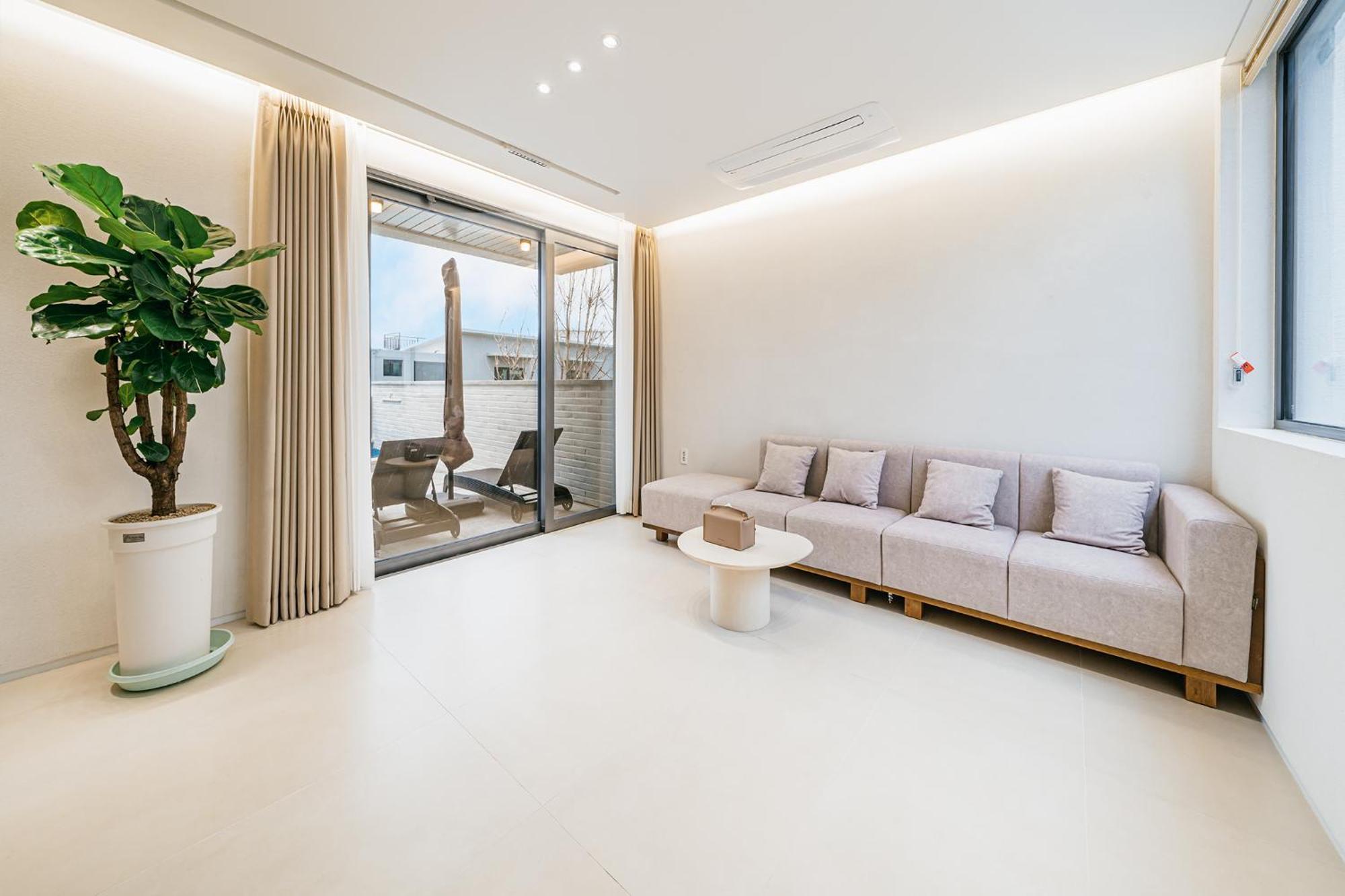 Ddosi Aewol Pool Villa Чеджу Екстериор снимка