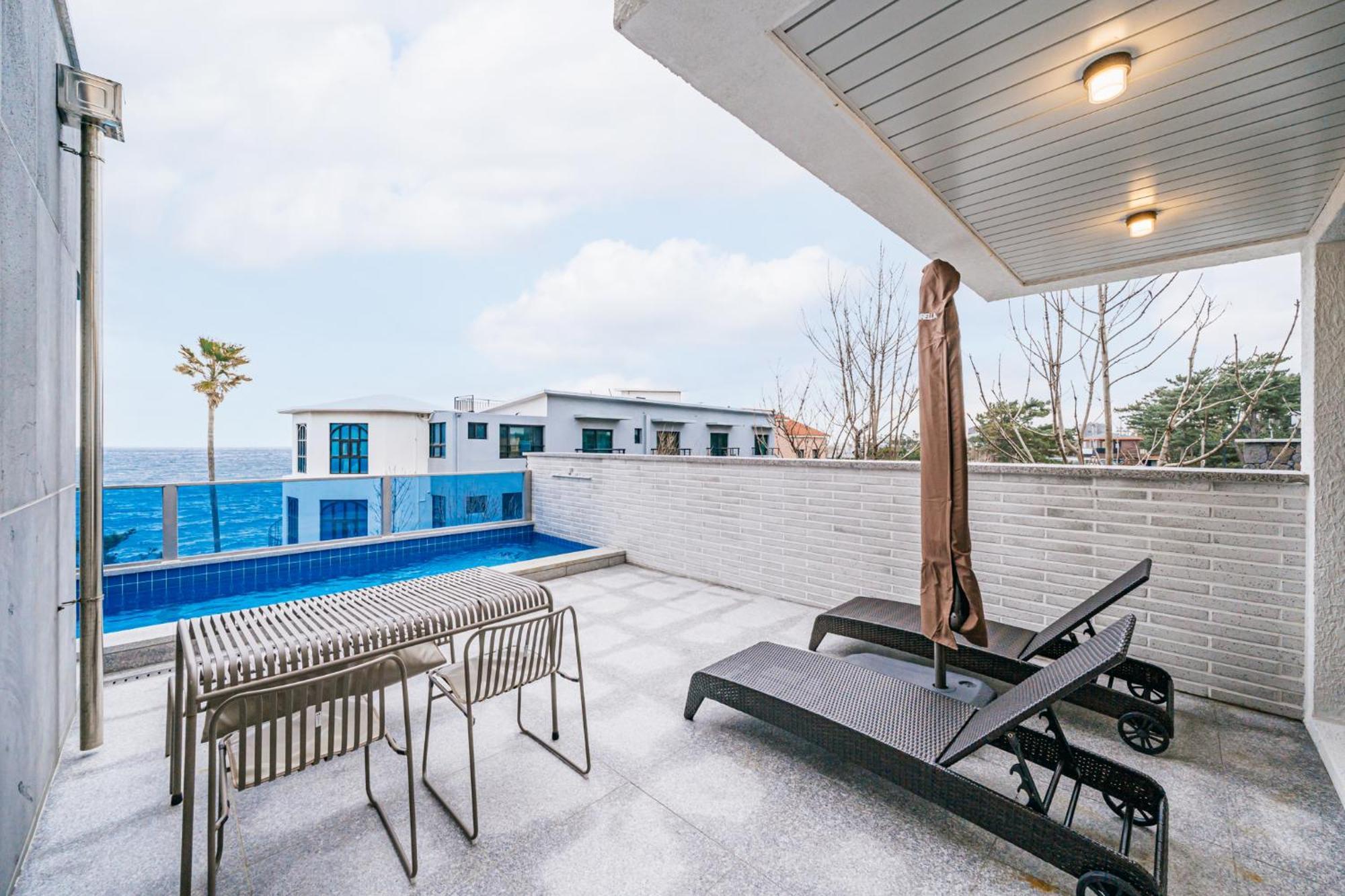 Ddosi Aewol Pool Villa Чеджу Екстериор снимка