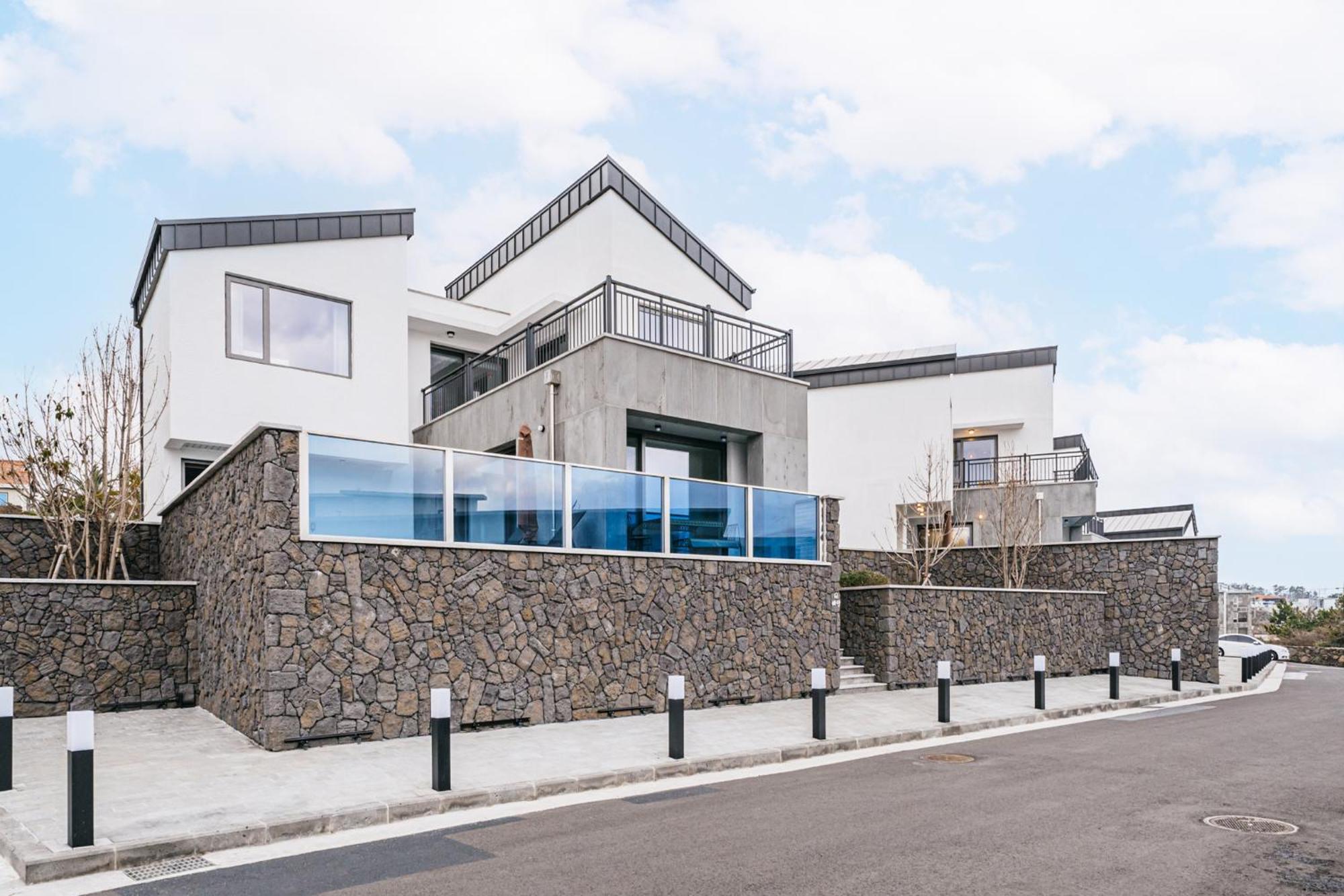 Ddosi Aewol Pool Villa Чеджу Екстериор снимка